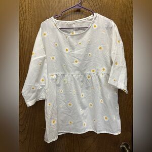 Women’s Size Medium Light Weight White Blouse Daisy Flower Designs